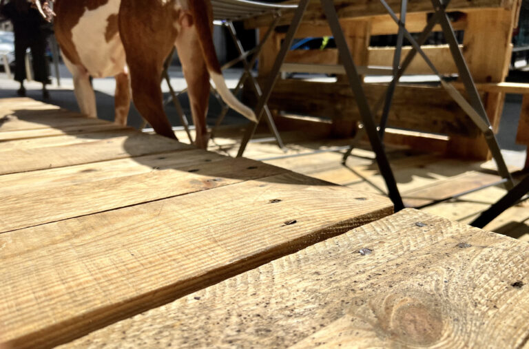 Primer plano de la madera utilizada en las mesas y sillas de Kofi Deck