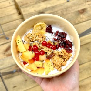 Bowl de iogurt amb fruita de temporada