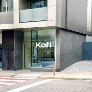 Fachada de la cafetería Kofi con el letrero